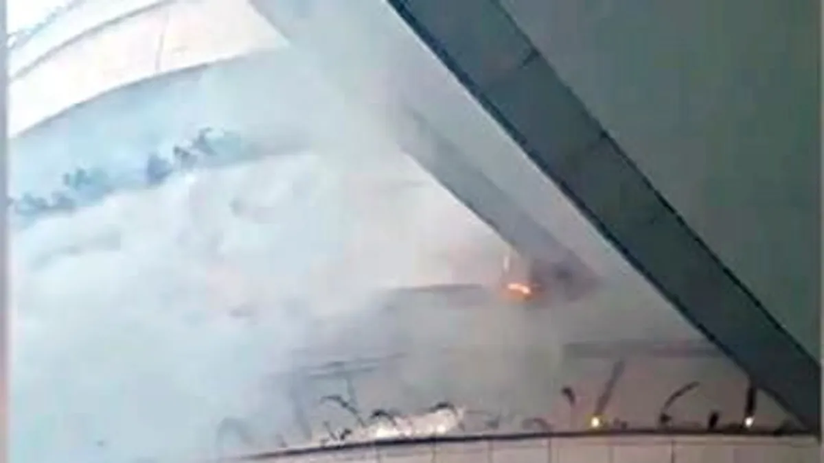 AVM’nin dış cephesinde çıkan yangın korku ve paniğe neden oldu AVM’nin dış cephesinde çıkan yangın korku ve paniğe neden oldu