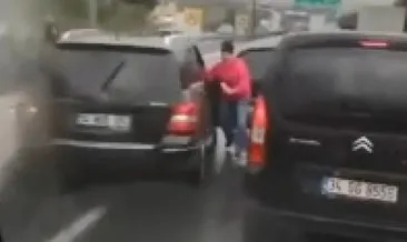 Esenyurt’ta aracının başında bekleyen kadına 2 araç çarptı: Kaza kamyonet sürücüsün kamerasına yansıdı! #istanbul
