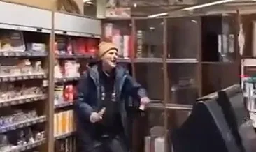 Bıçaklı saldırganı reklam panosuyla durdurdular