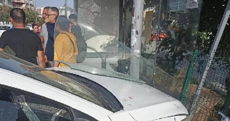 Mersin Mezitli’de kaza! Durağa daldı: 3 öğrenci yaralandı!