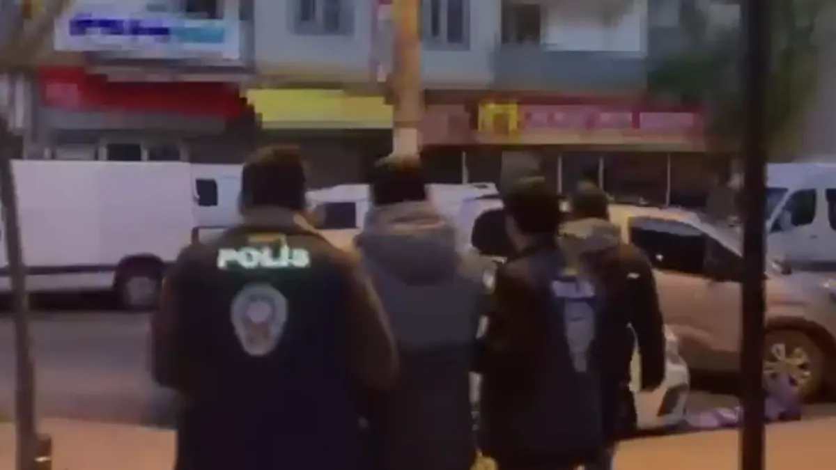 İstanbul’da “yasa dışı bahis” operasyonu: 14 gözaltı… İstanbul’da “yasa dışı bahis” operasyonu: 14 gözaltı…