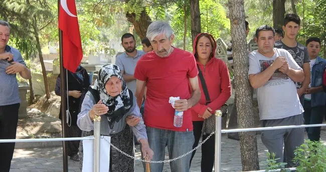 Şehit Astsubay Ömer Halisdemir’in mezarına bayram ziyareti
