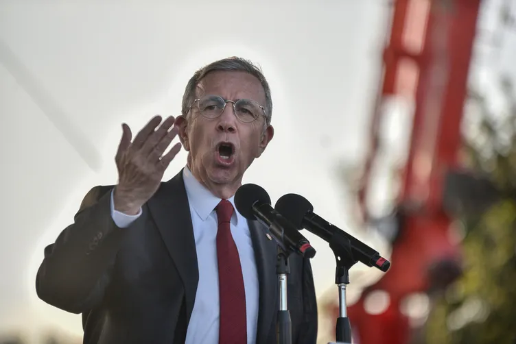 Mansur Yavaş’tan yine algı operasyonu: Bütün belediyelerin yaptığı okul temizliğini siyasi ranta dönüştürdü!