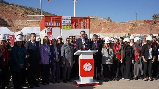 Bakan Bayraktar, öğrenci ve mühendislerle bir araya geldi: Gabar petrolü Türkiye’nin en kalitelisi