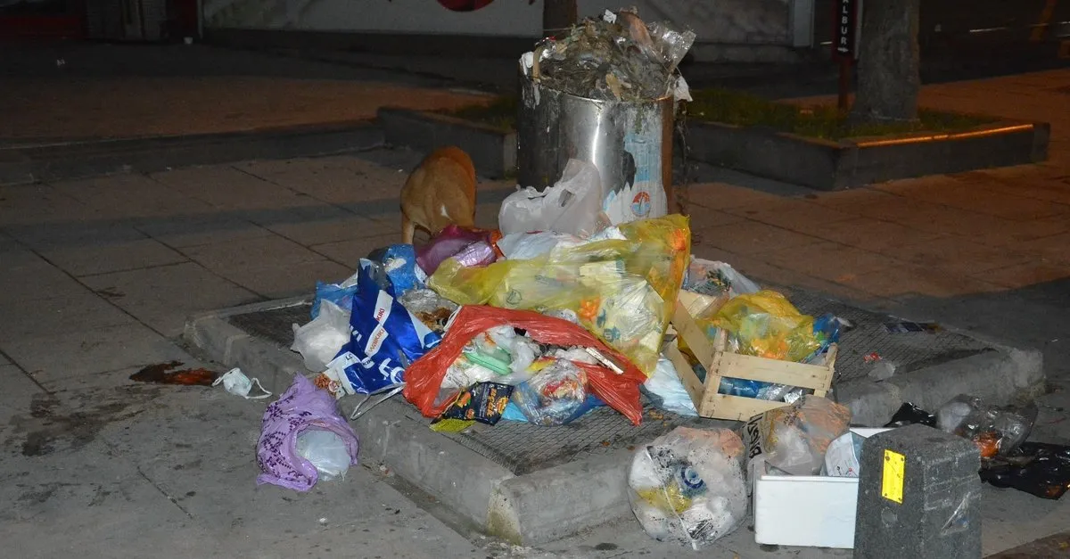 Maltepe’de işçiler greve gitti, çöpler yığılmaya başladı
