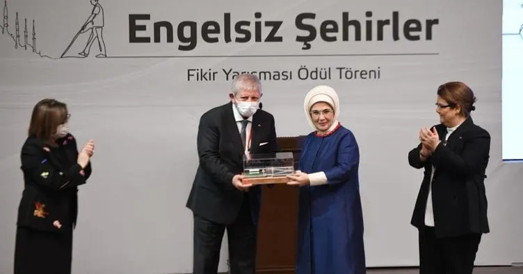 Başkan Sarı, ödülünü Emine Erdoğan’ın elinden aldı