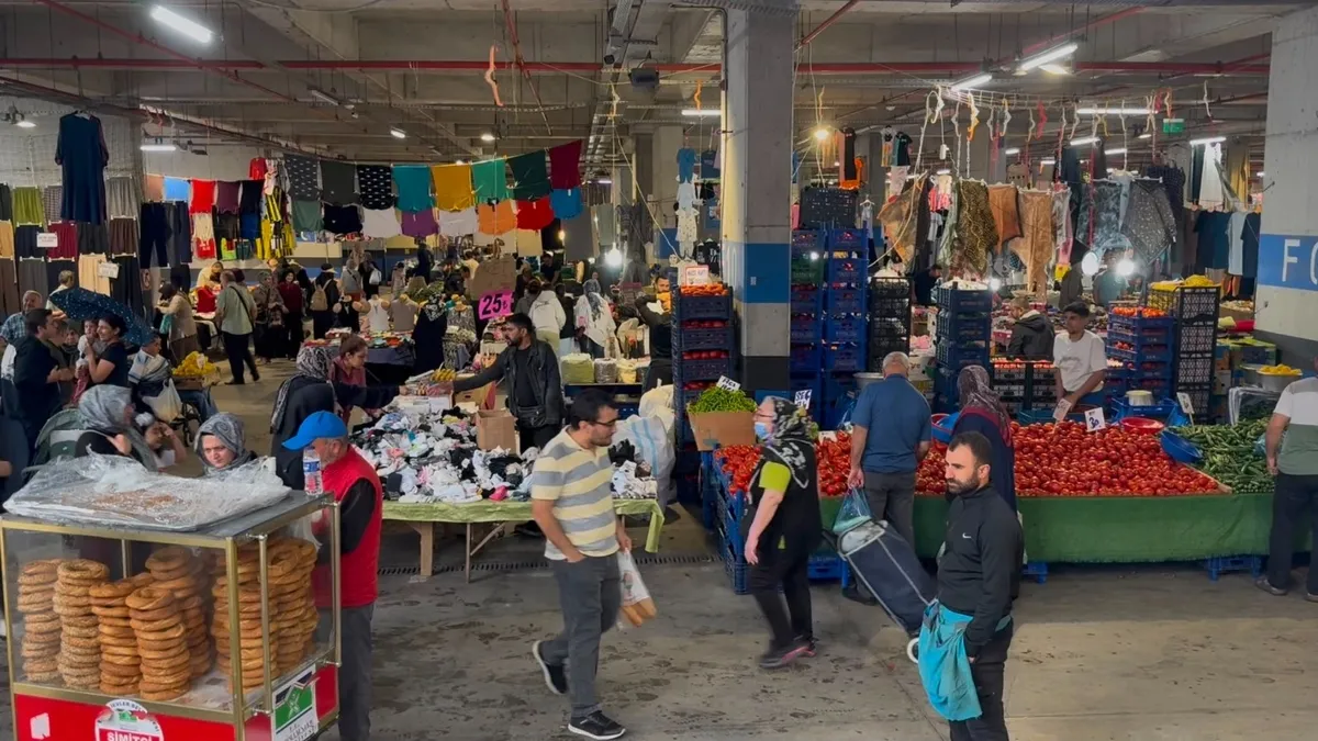 Bahçelievler Belediyesi'nin Soğanlı Cumartesi Pazarı'nda hizmete açtığı tuvaletler