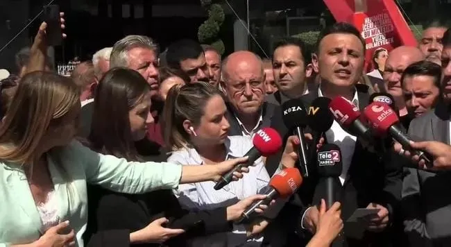 ozgur-celikin-tehdit-yalani-ortaya-cikti-meclis-uyesi-ayhan-aydin-ifadesinde-gercegi-anlatti-sorusturma-baslat-1788958243659.jpg Özgür Çelik'in 'tehdit' yalanı ortaya çıktı: Meclis üyesi Ayhan Aydın ifadesinde gerçeği anlattı! Soruşturma başlatıldı