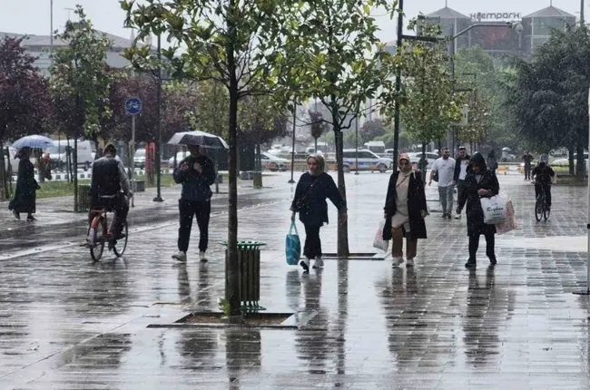 son-dakika-meteorolojiden-kritik-uyari-9-ilde-kuvvetli-saganak-ve-firtina-o-tarihlerde-semsiyesiz-cikmayin-1762323666812.jpg (1060×701)