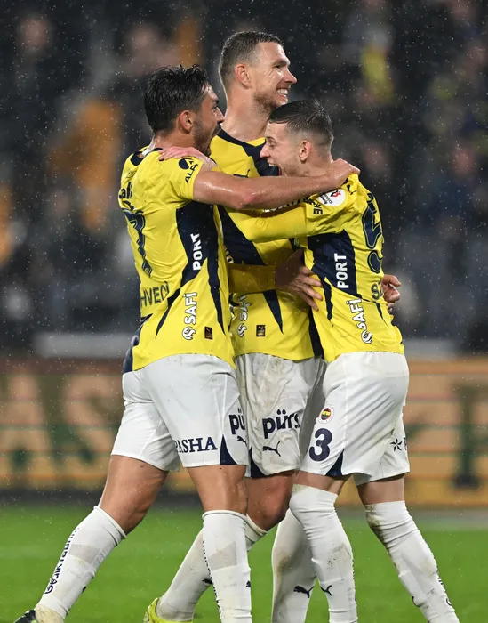 Son dakika haberleri: Fenerbahçe’de 6 futbolcu ile yollar ayrılıyor! Mourinho biletlerini kesti...