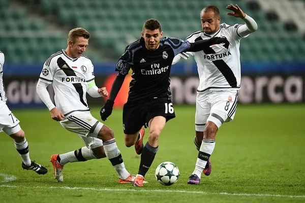 Real Madrid'de Zinedine Zidane 8 oyuncunun biletini kesti