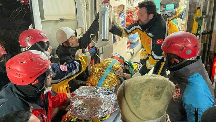 Son dakika: 222 sonra enkaz altından kurtarıldı! 42 yaşındaki Melike'nin ekiplere ilk sorusu bu oldu
