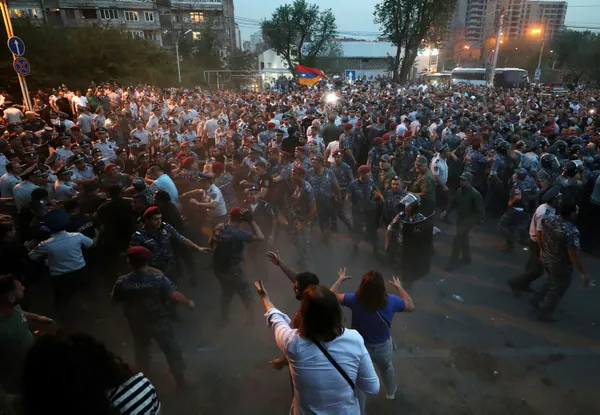 ermenistanda-basbakan-pasinyana-buyuk-ofke-sokaklar-karisti-1654340915379.jpg Ermenistan’da Başbakan Paşinyan’a büyük öfke! Sokaklar karıştı