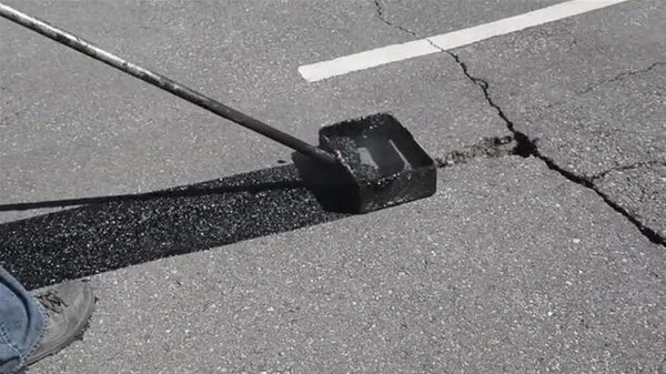 Yoldaki çatlağı böyle kapattılar