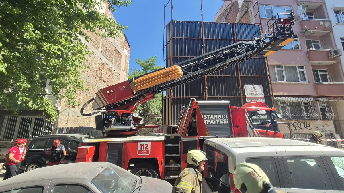 Kadıköy'de yıkım sırasında çöken bina