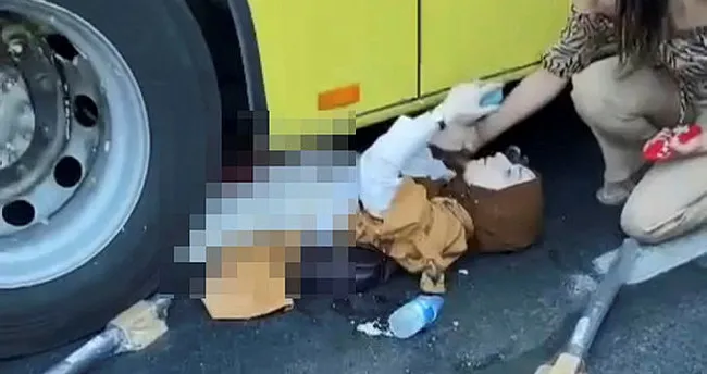 İETT otobüsü ile motosiklet çarpıştı! Hamile kadın aracın altında kaldı İETT otobüsü ile motosiklet çarpıştı! Hamile kadın aracın altında kaldı
