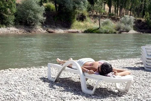 Tunceli'de insanlar plajlara akın ediyor