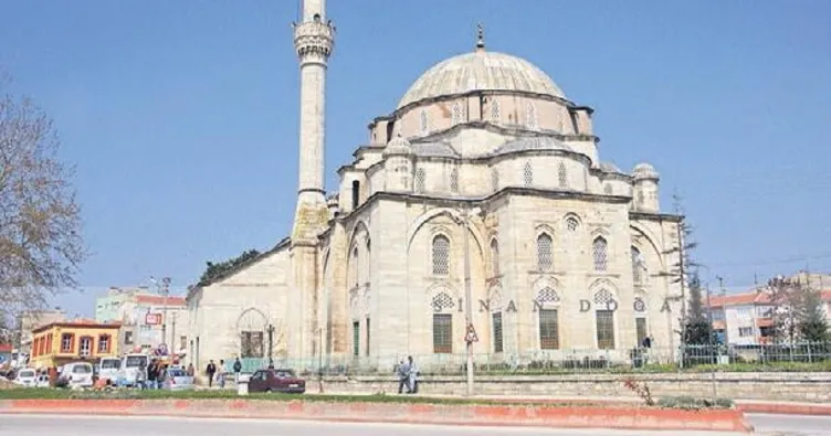 Beş asırlık camiye metal vida çaktılar!