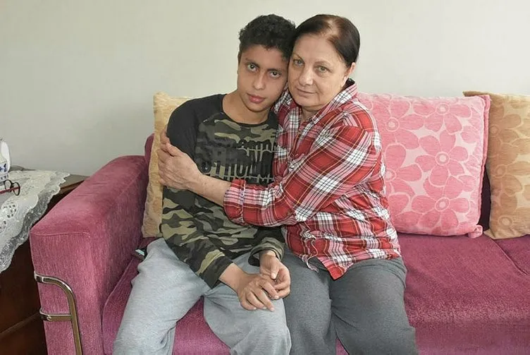 İzmir’de 18 yaşındaki Murat, sürekli kaşındığından dolayı kendisini eve kapattı