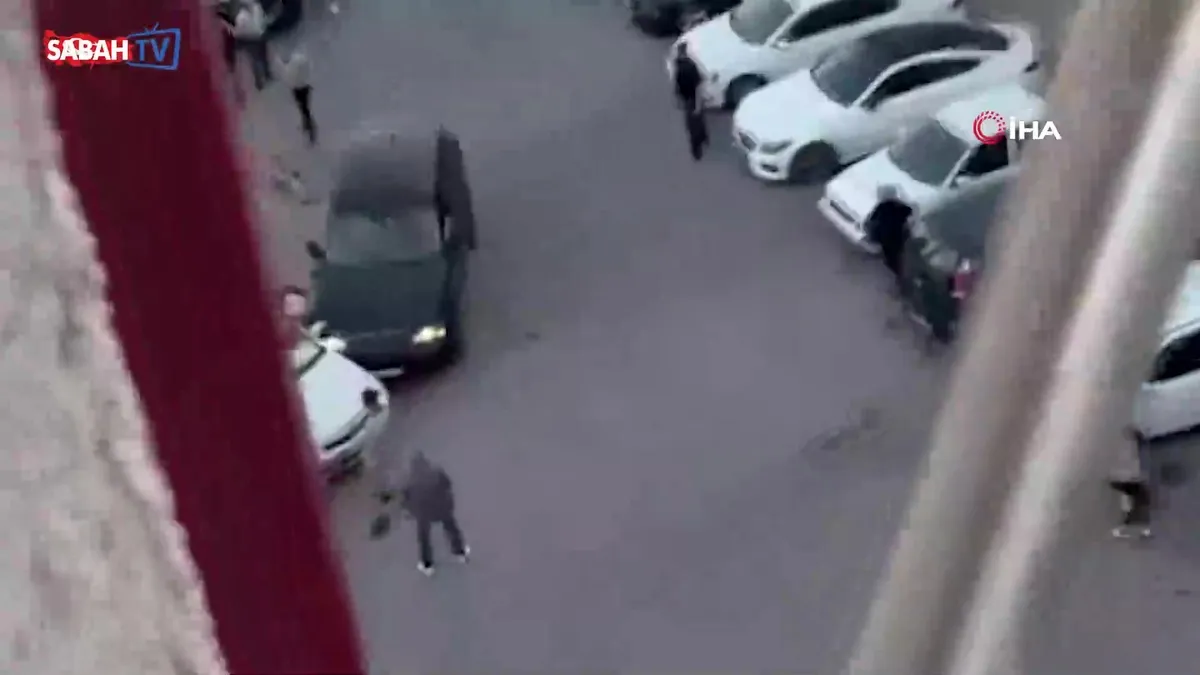 Husumetlisi tarafından önce bıçaklandı, sonra araçla ezilmeye çalıştı! O anlar kamerada | Video videosunu izle Husumetlisi tarafından önce bıçaklandı, sonra araçla ezilmeye çalıştı! O anlar kamerada | Video videosunu izle