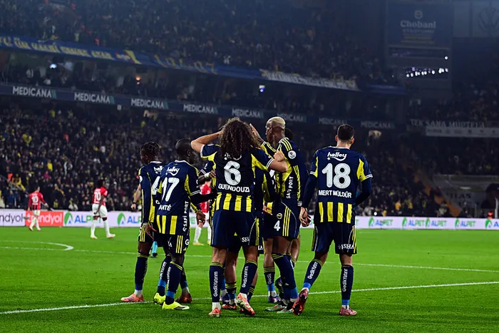 canli-super-ligde-fenerbahce-genclerbirligi-maci-1770659838661.jpeg