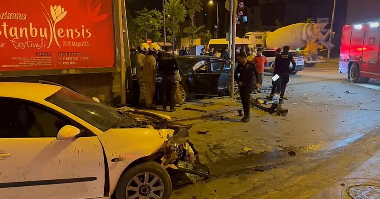 Sultanbeyli’de seyir halindeki iki otomobil çarpıştı: 1’i ağır 3 yaralı