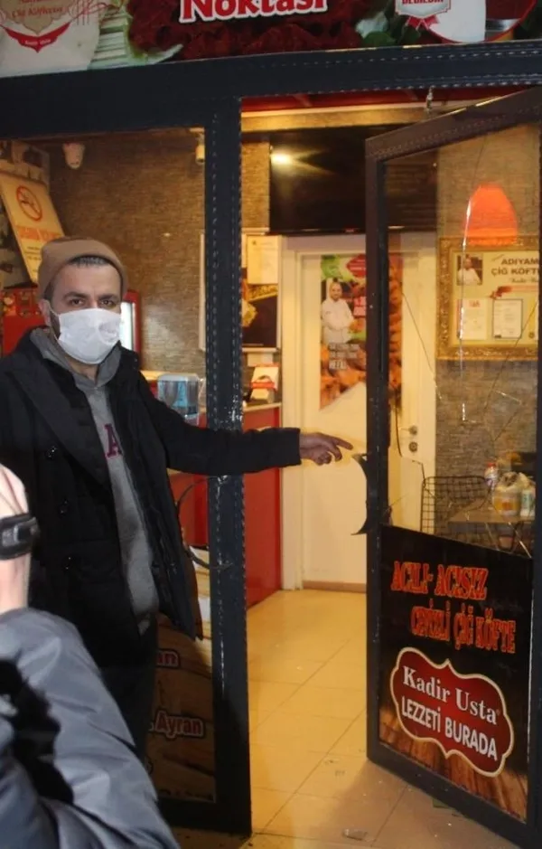 son-dakika-aci-cig-kofte-dayagi-olayinin-yasandigi-dukkana-bira-siseleri-ile-saldirdilar-iste-o-anlar-1614636331176.jpg Son dakika: 'Acılı çiğ köfte dayağı' olayının yaşandığı dükkana bira şişeleri ile saldırdılar! İşte o anlar