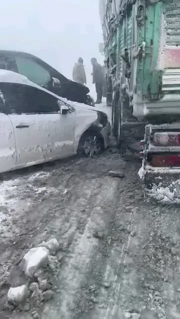 kirsehirde-kar-ve-firtina-zincirleme-kazalara-neden-oldu-10-yarali-1732444373488.jpg