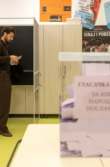 Sırbistan’da 2 liste arasında başa baş yarış