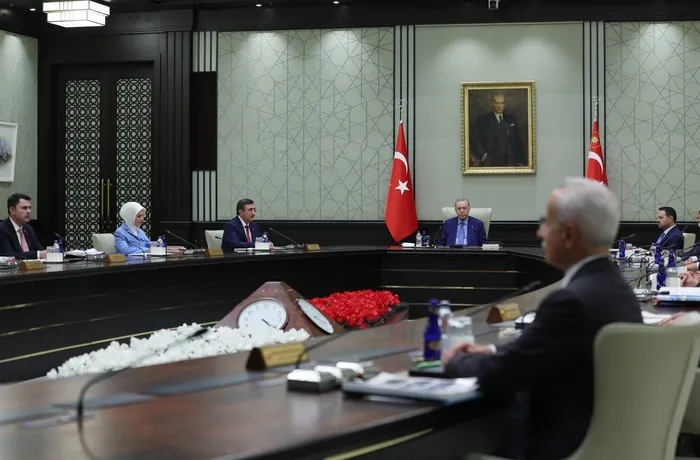 baskan-erdogan-kabineyi-topluyor-fon-magdurlarinin-gozu-bestepeden-cikacak-kararlarda-1791722679125.jpg