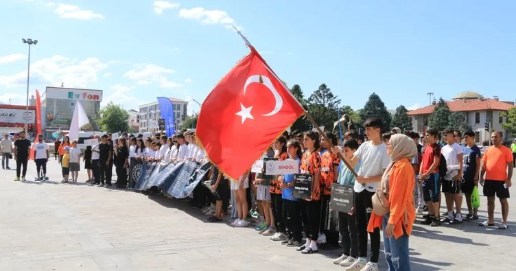 Erzincan’a gelen ANALİG sporcuları saygı yürüyüşü yaptı