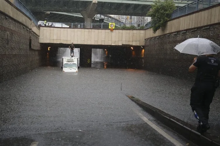 İstanbul'da yolları su bastı; tramvay seferi durdu