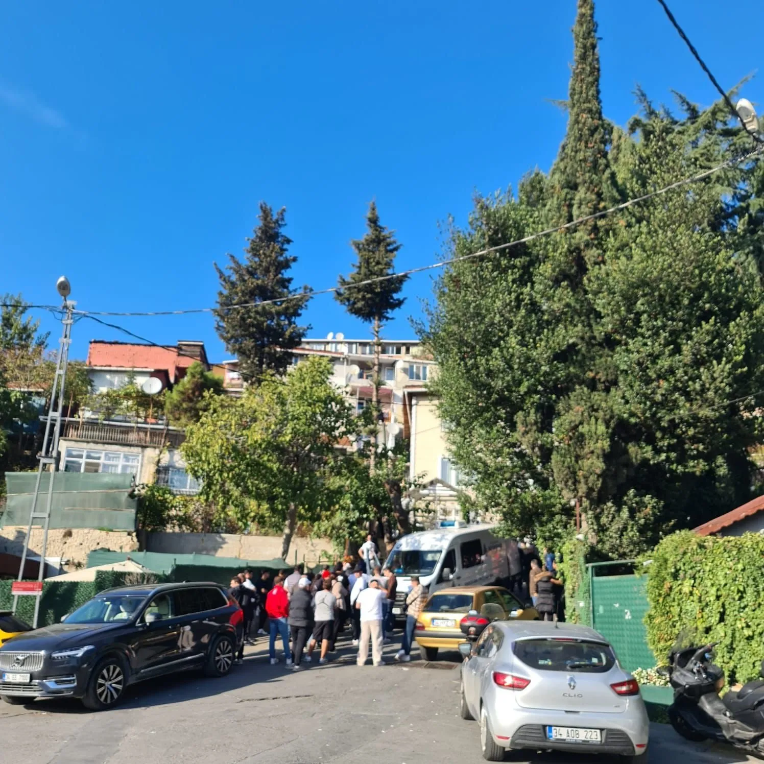 Emirgan’da çifte ölüm! Polisi arayıp ‘Kızım evde baygın yatıyor’ dedi! Camdan bakınca korkunç manzarayla karşılaştı Emirgan’da çifte ölüm! Polisi arayıp ‘Kızım evde baygın yatıyor’ dedi! Camdan bakınca korkunç manzarayla karşılaştı