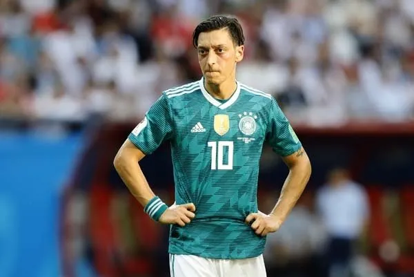 Dünya ayağa kalktı! Mesut Özil'e büyük destek...