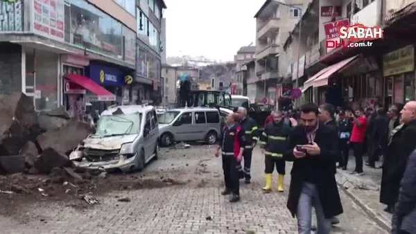 Bitlis'te araçların üzerine kaya parçaları düştü