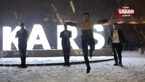 Kars'ta kar yağışını Kafkas dansıyla karşıladılar | Video