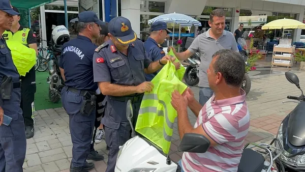 alanyada-motosiklet-suruculerine-reflektif-yelek-dagitildi-1662466870438.jpg