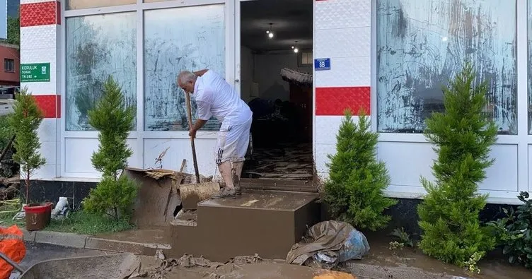 Bursa’yı sel vurdu! Ev ve işyerleri sular altında
