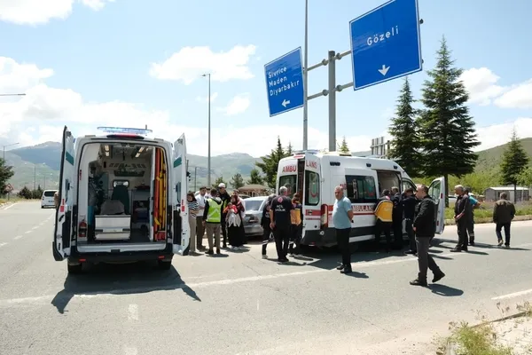 elazigda-feci-kaza-otomobil-elektrik-diregine-ok-gibi-saplandi-1i-bebek-4-yarali-1780047723519.jpg