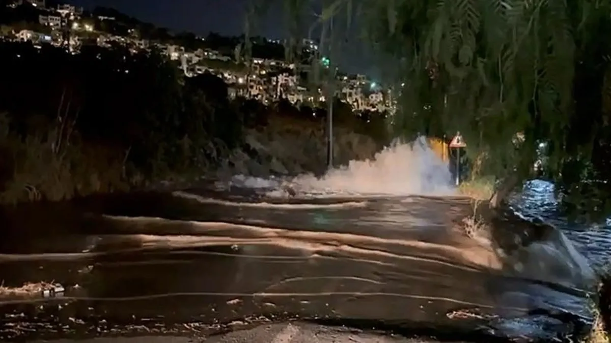 Bodrum’da ana su isale hattı patladı! Cadde göle döndü