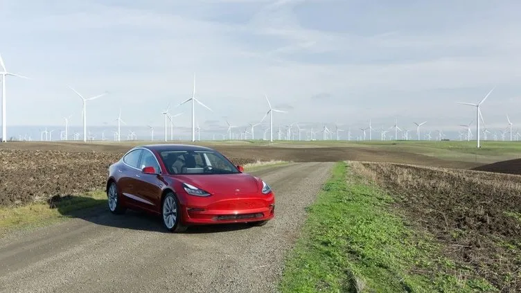 Tesla Model 3 takla attı