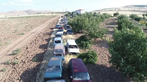 Elazığlının bahçesindeki 50 otomobil herkesi şaşırtıyor!