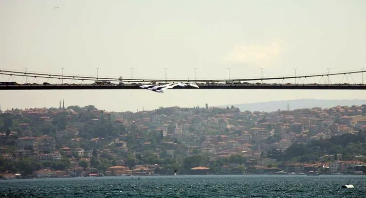 Köprüye dev Beşiktaş bayrağı