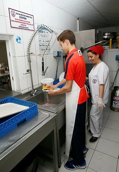 Altınordu'nun gençleri kadın yardımcıların işlerini yaptı