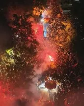 Galatasaray taraftarı Florya’da şampiyonluğu kutluyor