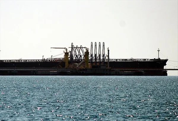 iran-hurmuz-bogazinda-10-petrol-tankerini-vurdu-uyarilar-dikkate-alinmadi-1772600803920.jpg
