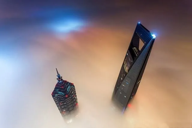 Şanghay kulesine tırmanan çılgın ikili