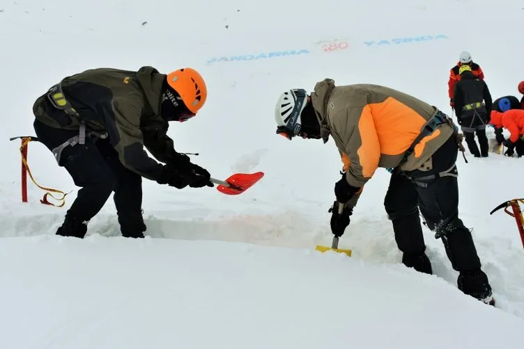 Muş’ta zorlu kış şartlarında dağcılık eğitimi