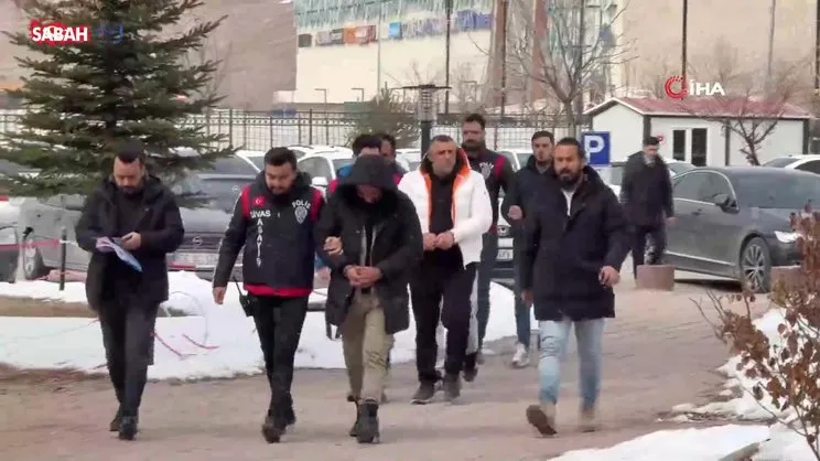 Silah kaçakçıları yakayı ele verdi, şüpheliler adliyeye sevk edildi | Video