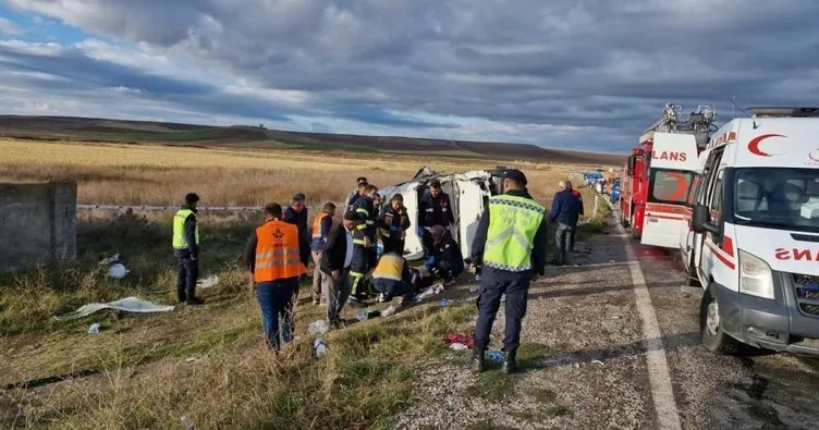 Tarım işçilerini taşıyan minibüs ile tanker çarpıştı: 1 ölü, 17 yaralı